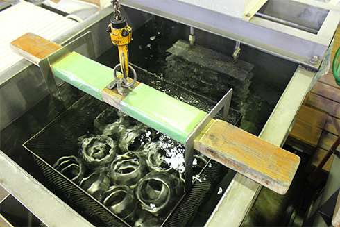 金属部品洗浄（超振動式洗浄システム）