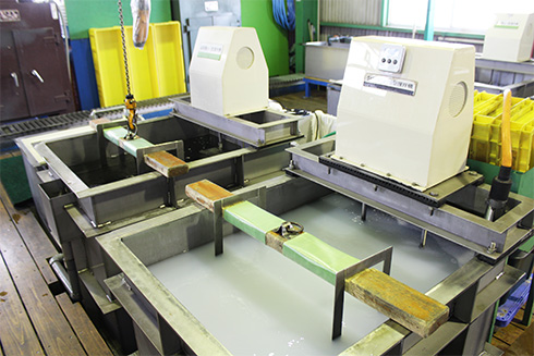 金属部品洗浄（超振動式洗浄システム）